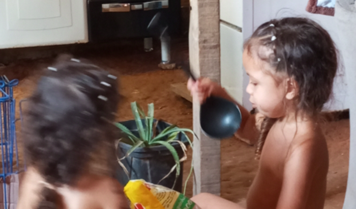 Ajuda pra comprar s coisas das minhas filhas 