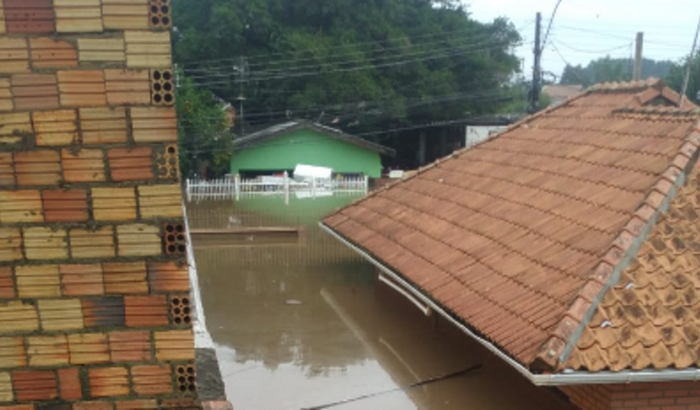 Ajuda para reconstruir uma vida nova após perder tudo nas enchentes 