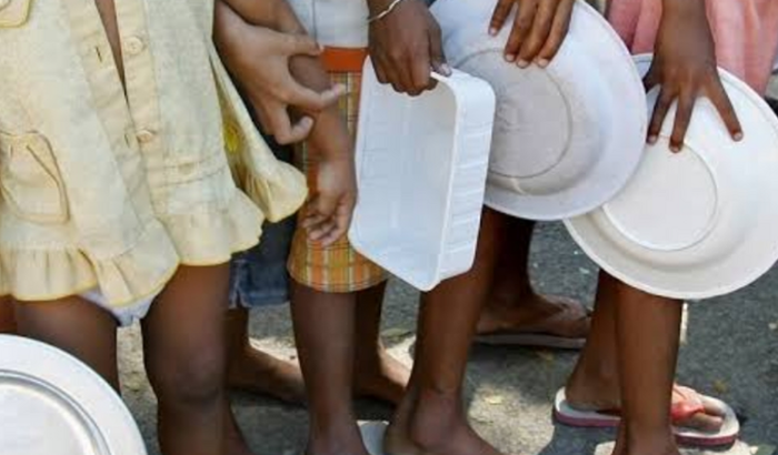 Cestas de alimentos e água 