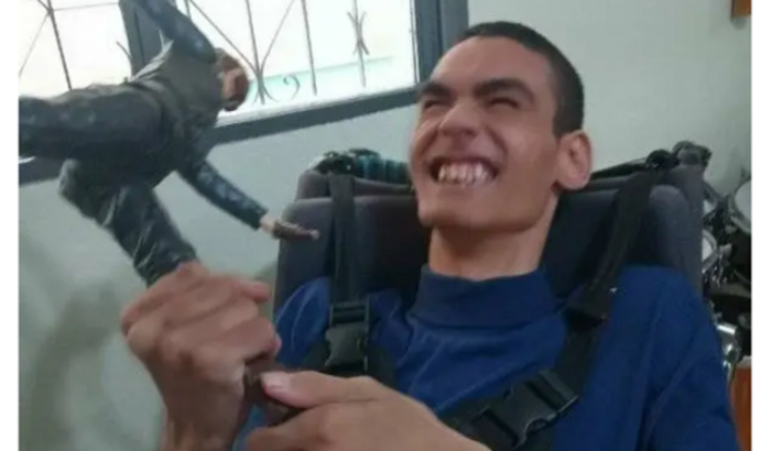 Menino com múltiplas deficiências precisa de ajuda 