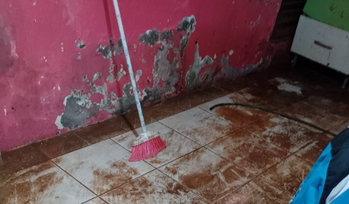 Ajude a reconstruir a minha casa após a enchente.