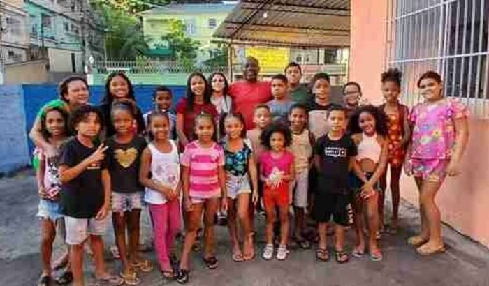 Ajude as crianças a ter acomodação para o aprendizado. O futuro é a educação.