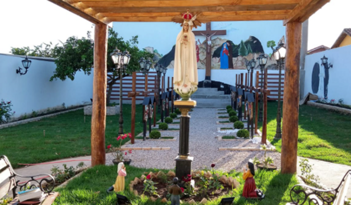EM PROL A REFORMA E MANUTENÇÃO DO JARDIM DE MARIA