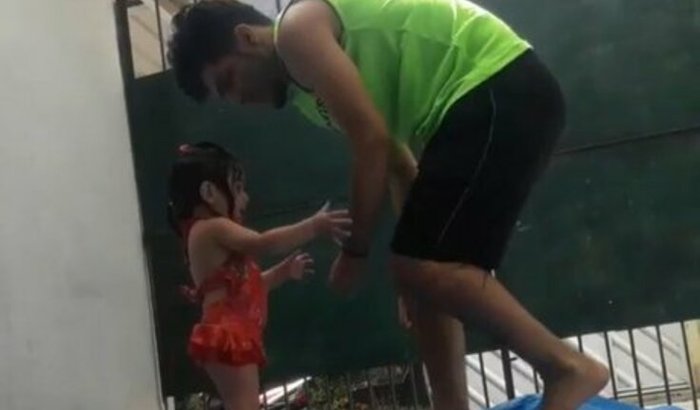 Ajude Alan a ser um programador com um notebook.