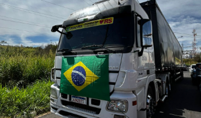 Ajuda para o conserto da carreta com doações para o RS