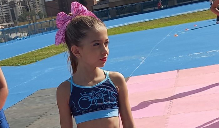 Ajude a Atleta Cheerleader Alice a realizar o sonho de competir nacionalmente e internacionalmente 