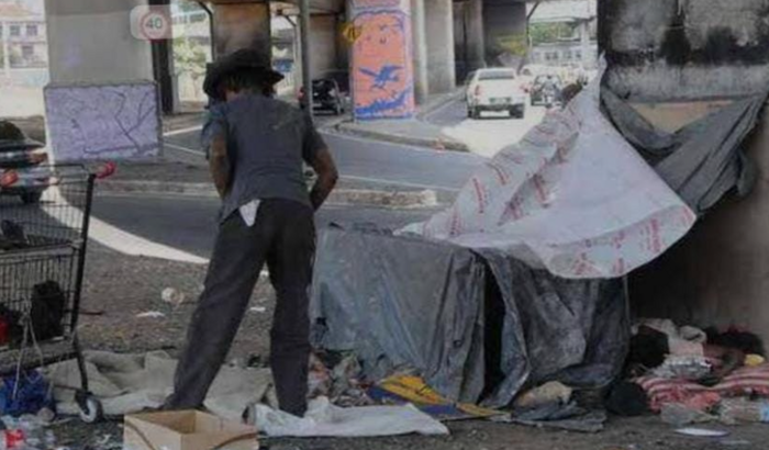 Ajudar moradores de rua com fome e frio