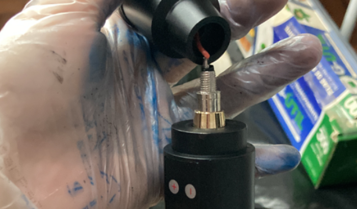 Ajuda para repor fonte e máquina de tatuagem 