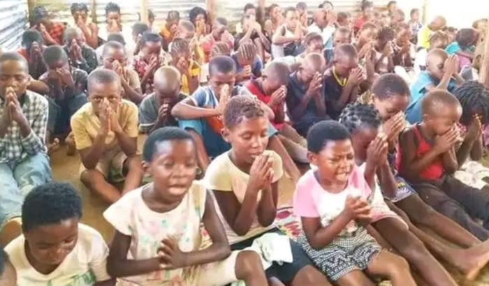 Ajuda para comprar um celular para um amigo que ajuda crianças da África Moçambique 