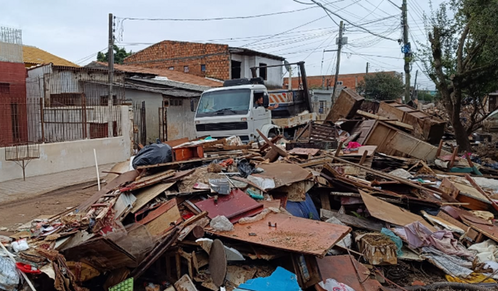 Revitalização de praça - Combustível - Retirada de entulhos