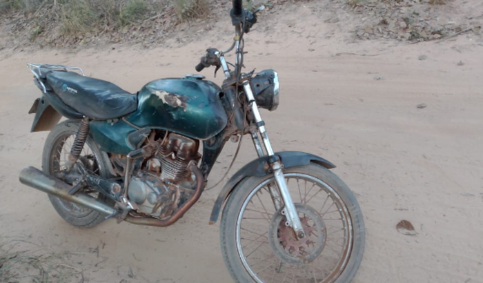 Ajude o missionário indígena a trocar sua moto.