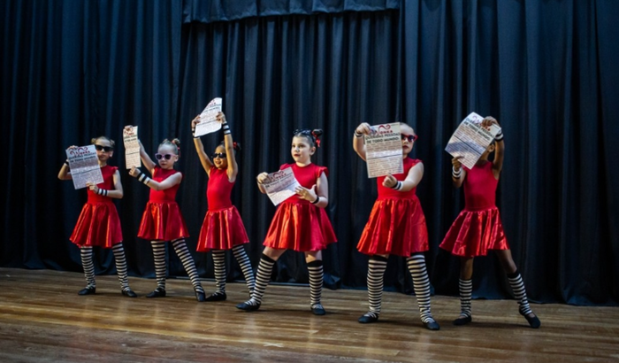 Ajudar as bailarinas no Festival de Dança!