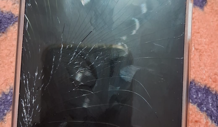 Um artista e sua tela de celular