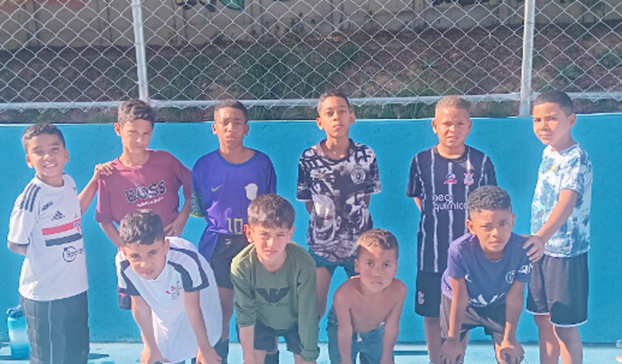 Projeto com as crianças nois ki tá 3 conjunto de goleiro e 3 bolas futsal