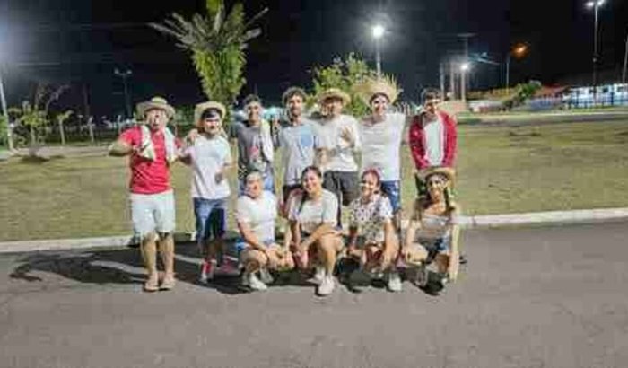 Ajudar na roupa da nossa quadrilha 