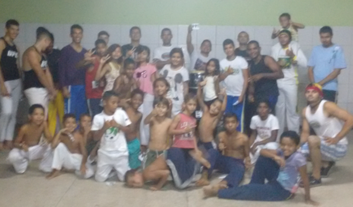 Capoeira, rasteira nas drogas.