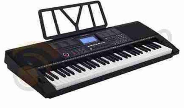 Um teclado musical para tocar na igreja 