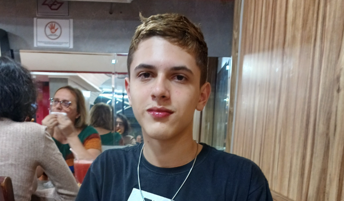 Ajude o Henrique a ganhar um celular para seus 15 anos. Pois o seu foi roubado!