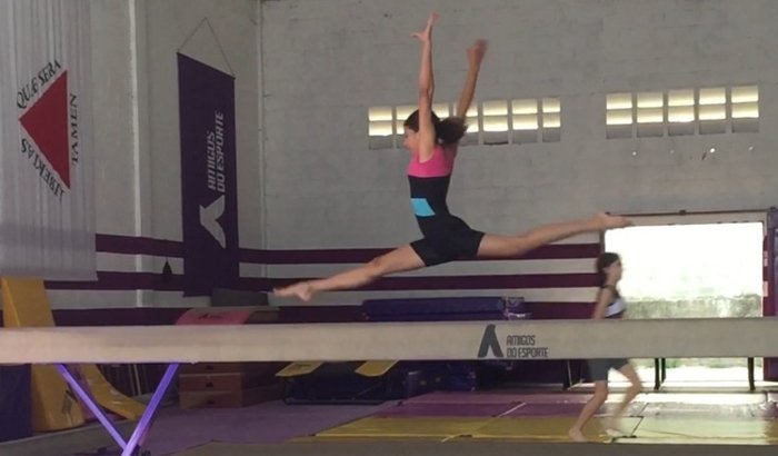 ajude a ginasta Milena 