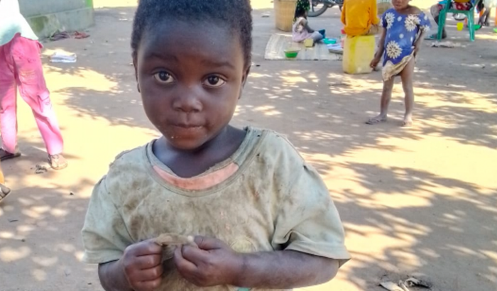 Aqueça uma criança em Moçambique