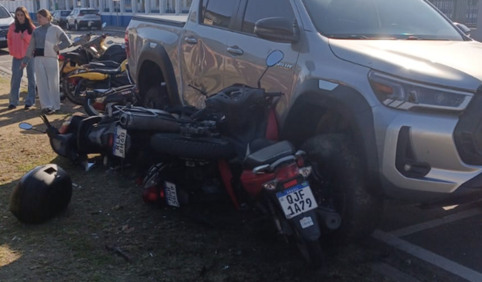 CARRO DESTRÓI 8 MOTOS ESTACIONADAS: AJUDE OS PROFESSORES