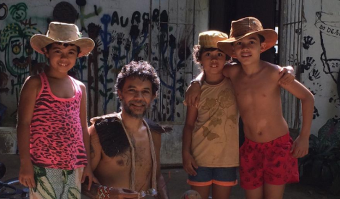 colaboração para as crianças continuarem indo à escola