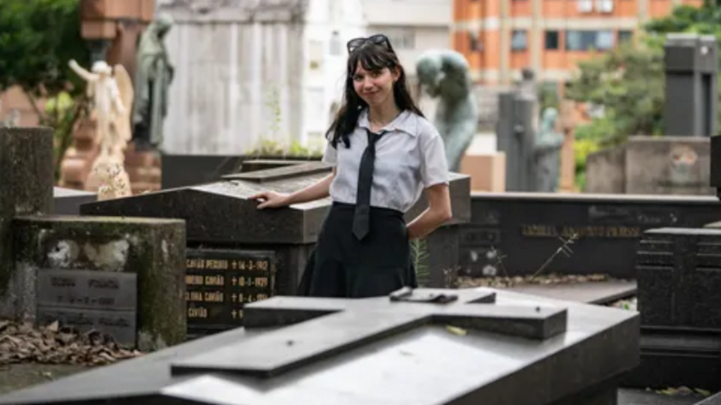 Apoie a Ego, a menina que trabalha com a morte!