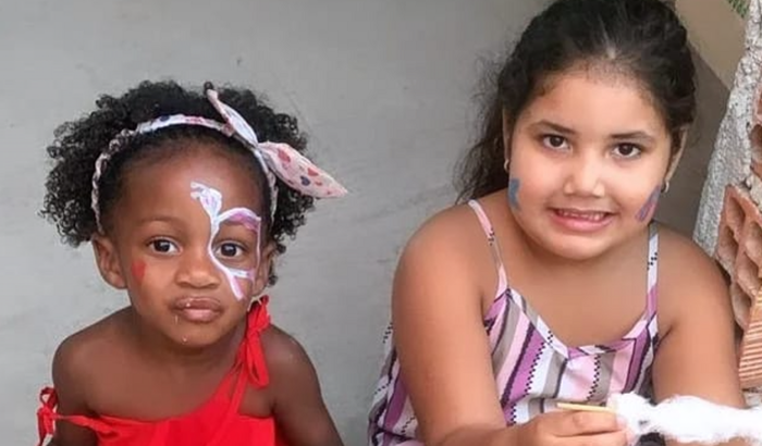 Mãos que abençoam crianças em vulnerabilidade social