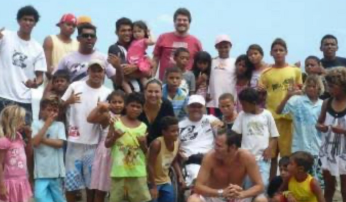 Ação solidária para doar material escolar para as crianças carentes da comunidade que estão sem estudar por falta de mat