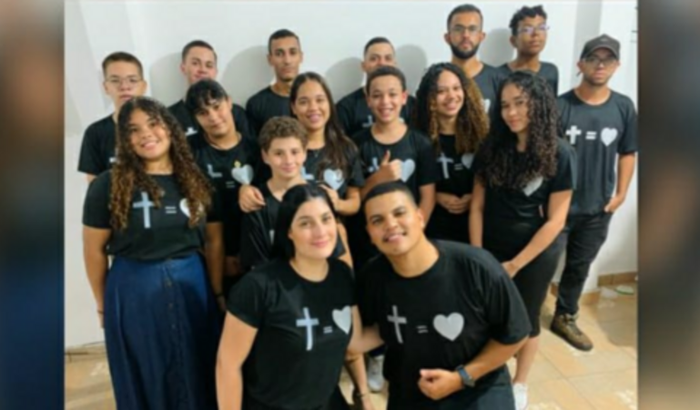 Ajudar grupo de jovens gerações de bons frutos 