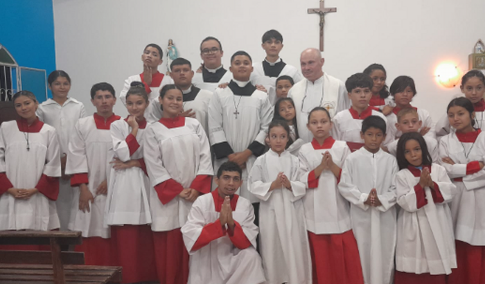 Ajudar na Pastoral dos Coroinhas da Paróquia