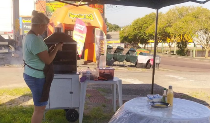 Ajudar uma família com carrinho de espetinhos