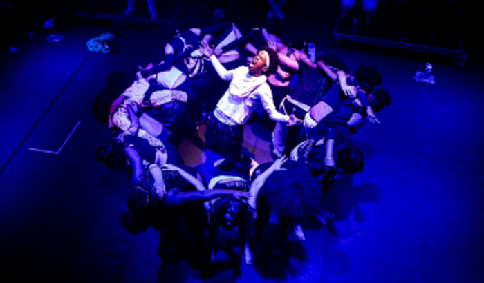 Leve um grupo de teatro adolescente para a Argentina