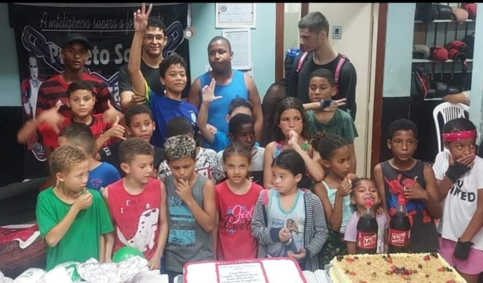 12 outubro criança feliz Projeto social Boxe para todos crianças feliz totalmente gratuito de 07 aos 17 anos