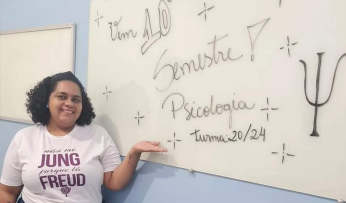 APOIE UMA JOVEM PISCOLOGA PRETA PERIFÉRICA EM SUA JORNADA DE ESTUDOS
