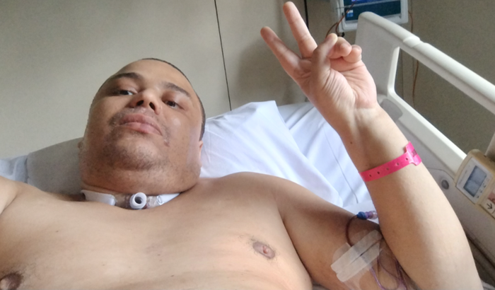 Ajuda um amigo com as contas da casa e continuar com o tratamento médico 