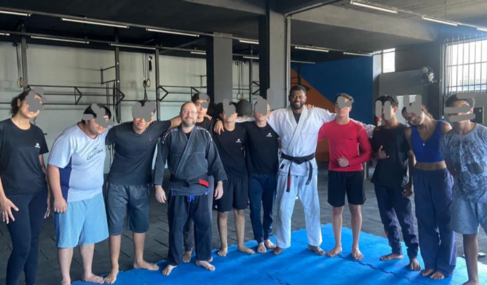 Kimonos para adolescentes do projeto jiu jitsu na escola