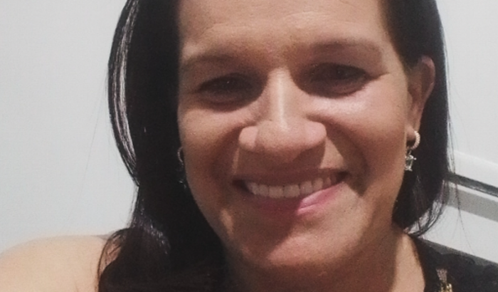 Ajuda dona Célia a realizar o sonho de fazer a faculdade de assistência social