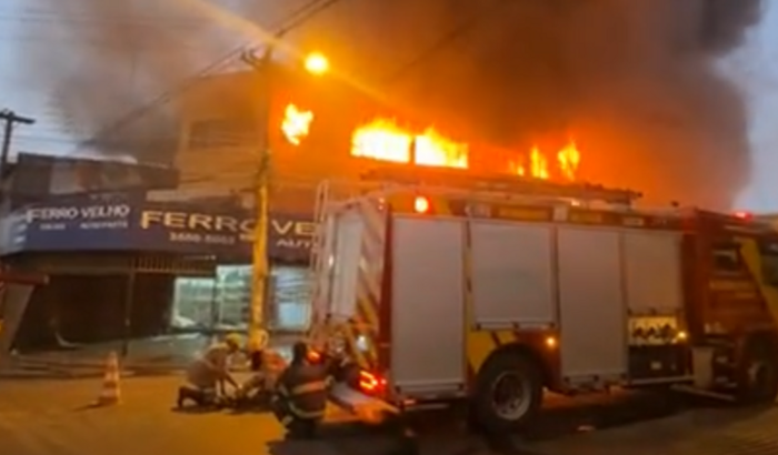 INCÊNDIO LOJA FERRO VELHO