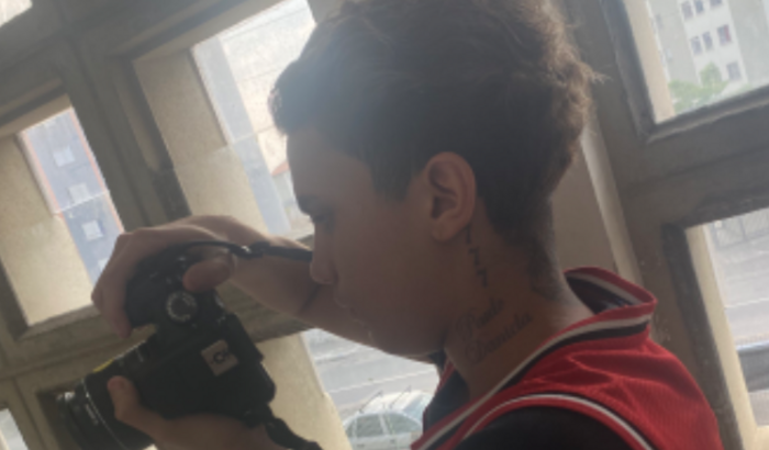 uma t7 18 55 MM câmera cânon ,vc  ajudar com 1 real já ajuda pre