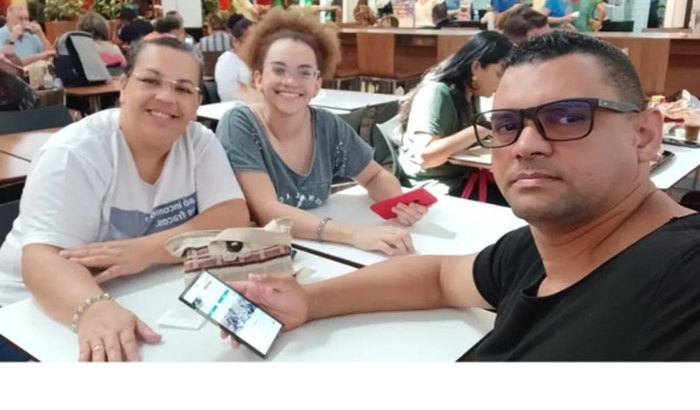Ajude a Hellen ir pro Canadá