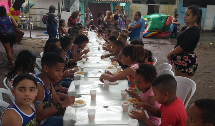 Festa solidária para as crianças da comunidade do Partido Alto