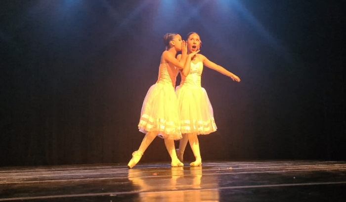 Ajuda a Nicolly e Nielly a Dançar na Disney 