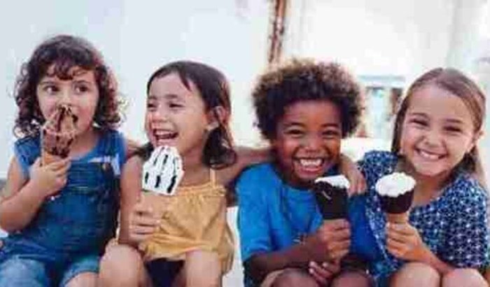 Dia do Picolé para as crianças da Escola Estadual Paula Frassinetti 