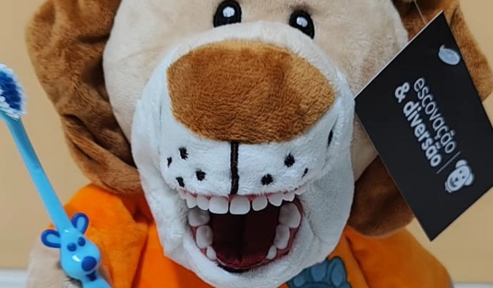 pelúcia com dentição infantil