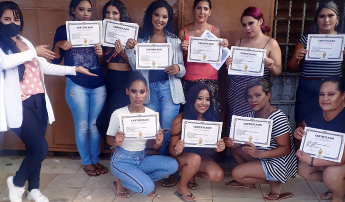 Abrir um espaço para cursos gratuitos na área da beleza