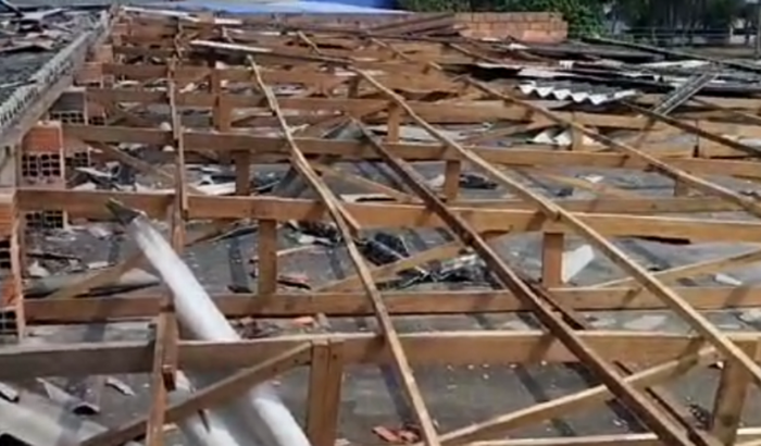 Reconstruir a Igreja Pentecostal Rocha Eterna o telhado foi todo afetado com a chuva