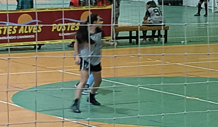 Ajude a Sophia ir no Campeonato Mundo do futsal. 