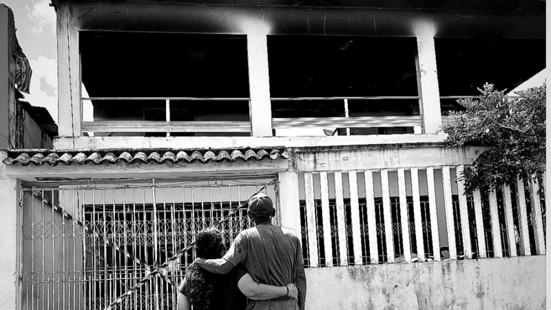 Reconstruir das cinzas.