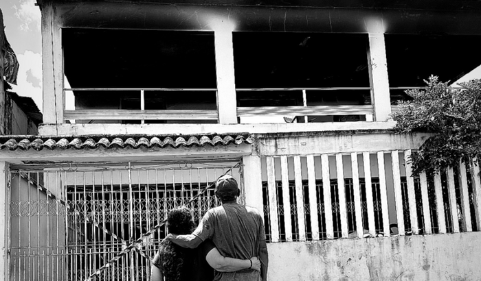 Reconstruir das cinzas.